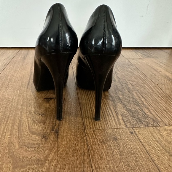Guess Patent Leather Black Peep-toe Pumps, Size 6 - Picture 2 of 2